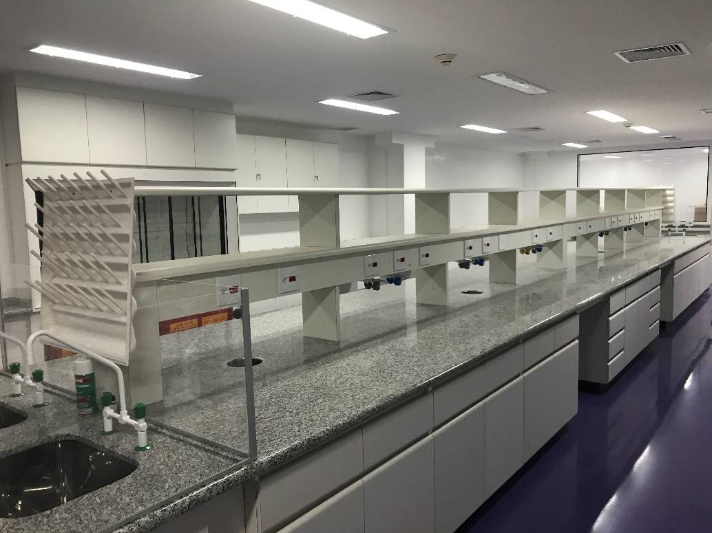 Bancadas de granito do laboratório concluído no Aché em Guarulhos/SP.