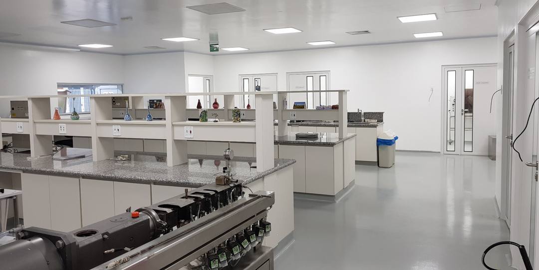 Laboratório concluído da Ashland em São Paulo, com bancadas de granito e piso claro.