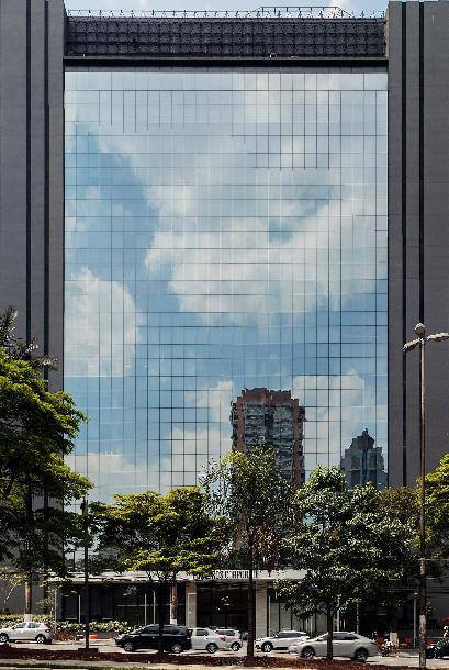 Fachada de vidro do edifício Pinheiros Corporate após o retrofit, em São Paulo/SP.