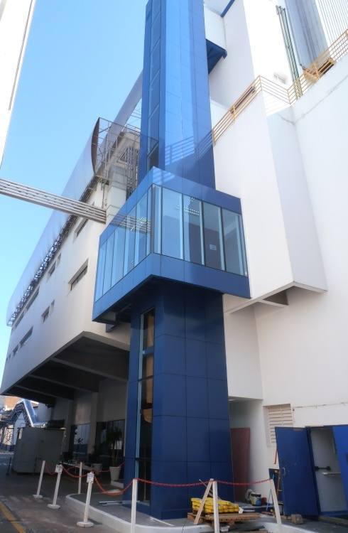 Torre azul do elevador panorâmico de visitantes concluída na planta da Eurofarma em Ribeirão Preto/SP.