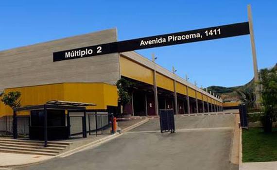 Portaria do condomínio logístico Múltiplo 2, na Avenida Piracema, 1411, em Barueri/SP, com galpões de distribuição ao fundo.