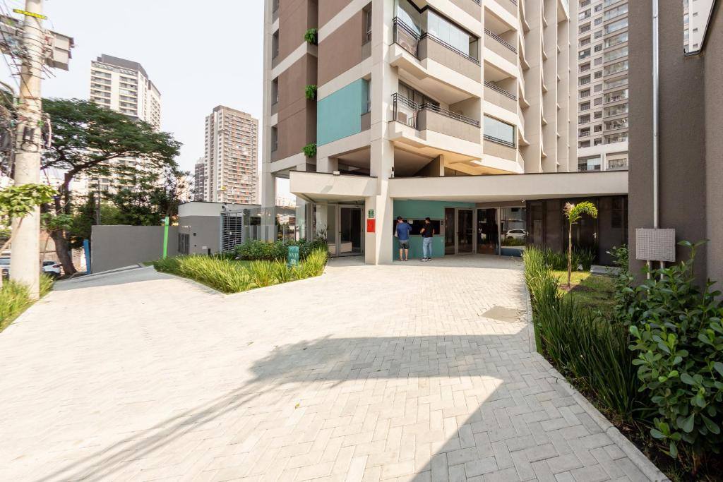 Entrada do edifício residencial Wonder Brooklin concluído, em São Paulo/SP, com paisagismo e piso intertravado.