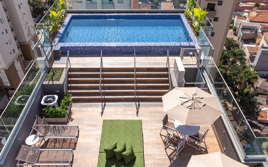 Vista aérea da piscina na cobertura do edifício Wonder Vila Mariana, em São Paulo/SP
